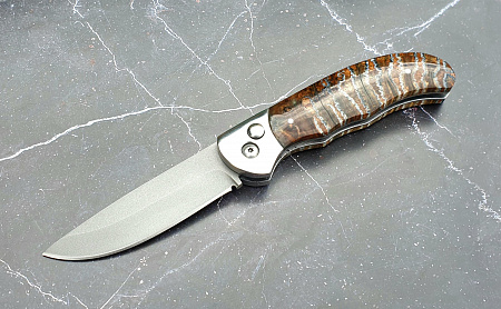 Выкидной нож "Рысь": сталь - Bohler S390; рукоять - зуб мамонта