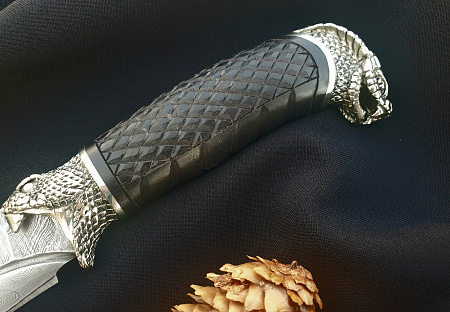 Нож Кобра: сталь дамаск, кривой дол, каменный век, рукоять резная чёрный граб, авторское литье